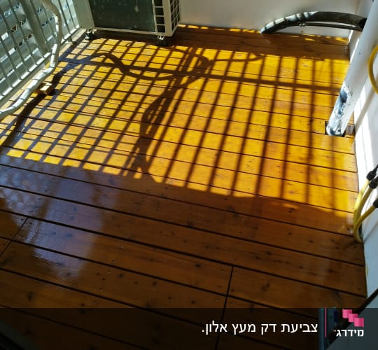 רצפת עץ עם צינורות ומעקה מתכת